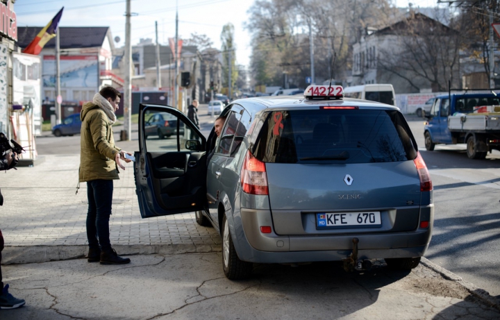 CULMEA TUPEULUI: Ca să nu aştepte la semafor, un taximetrist a inventat o bandă de circulaţie pe trotuar