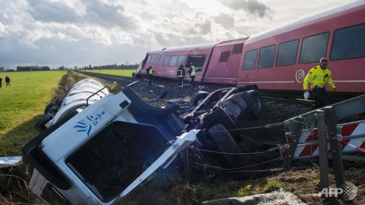 ACCIDENT FEROVIAR în Olanda: Un tren s-a ciocnit cu un camion (FOTO)