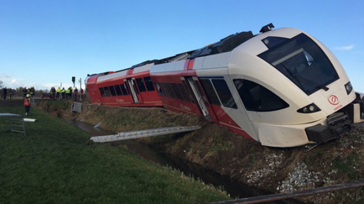 ACCIDENT FEROVIAR în Olanda: Un tren s-a ciocnit cu un camion (FOTO)