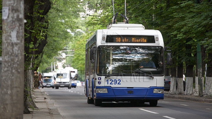 TRAGEDIE în Capitală: Un bărbat A MURIT SUBIT în timp ce călătorea cu troleibuzul