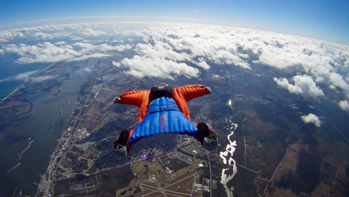 ZBOR INFERNAL CU WINGSUIT-UL. Jumperii au atins viteza de 236 de kilometri pe oră