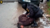 Traficanţi de droguri, încătuşaţi de mascaţi. Descoperirea făcută de poliţişti acasă la suspecţi (VIDEO)