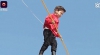 NO COMMENT! Un copil de cinci ani a mers pe o sfoară ridicată la nouă metri înălțime