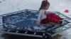 O fetiță de patru ani a devenit celebră, după o săritură eșuată pe o trambulină înghețată (VIDEO VIRAL) 