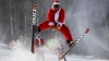 PUBLIKA WORLD: Priveliște NEOBIȘNUITĂ! Zeci de Moși Crăciuni au dat buzna pe o pistă de ski (VIDEO)