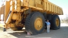 Cum se cârpește anvelopa celui mai mare camion din lume (VIDEO)