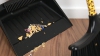 #Life Style: Cum poţi curăţa mătura de resturi greu de eliminat în câteva clipe (VIDEO)