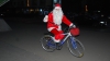 Au pornit la drum pe biciclete. Mai mulţi Moşi Crăciun au adus zâmbete în familiile nevoiaşe din ţară