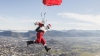 Surpriză căzută din cer! Moș Crăciun a aterizat cu PARAȘUTA în orașul italian Amatrice (VIDEO)