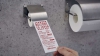 Toaletele de pe un aeroport japonez, echipate cu hârtie pentru dezinfectarea ecranului smartphone-ului