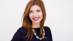 Maternitatea o inspiră! Prezentatoarea Veronica Ghimp a compus un colind pentru fetița sa (VIDEO)