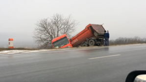 Poleiul provoacă ACCIDENTE! Un camion a derapat pe traseul Chişinău - Orhei (VIDEO)