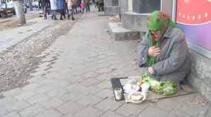 "Un prânz cald, o vorbă caldă". Zeci de oameni ai străzii au primit câte un prânz gustos
