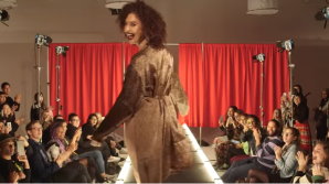 Defilare FĂRĂ COMPLEXE la Paris. Modele s-au comportat ca niște adevărate dive