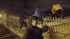 Goana după adrenalină! Un grup de tineri au alergat pe acoperișul unui tren în mișcare (VIDEO VIRAL)