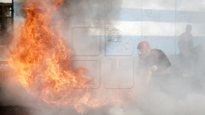 Incendiu de proporții. Flăcările au cuprins mai multe etaje ale unui spital aflat în construcţie