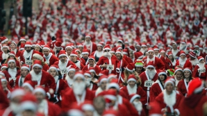 Sute de Moși Crăciuni au participat la maratoane organizate în două ţări