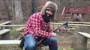 INEDIT! Un muzician a cântat la o chitară meșterită dintr-o pușcă. Videoclipul face ravagii pe Internet