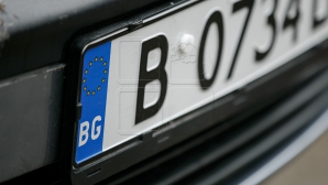 Ai rămas fără plăcuţele de înmatriculare ale maşinei? Poliţia a prins trei "specialişti" în acest domeniu