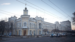 LICITAŢIE PUBLICĂ: Vor să restaureze faţada Primăriei şi să schimbe acoperişul clădirii