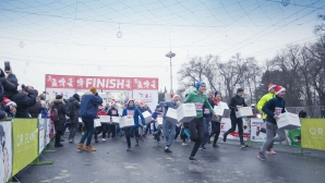 Trei kilometri de magie! Zeci de familii au participat la maratonul de Crăciun din centrul Capitalei (FOTO)