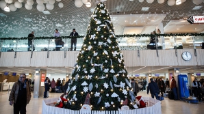 ATMOSFERĂ MAGICĂ ÎN AEROPORT. Pasagerii care aterizează sunt întâmpinaţi cu daruri şi colinde