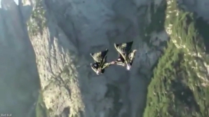 NO COMMENT! Au sărit în gol de pe un munte, cu înălțimea de peste patru kilometri (VIDEO)