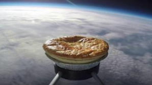 Un aluat de plăcintă, trimis în spațiu cu scopul de... "a se coace" la intrarea în stratosfera Terrei (VIDEO)