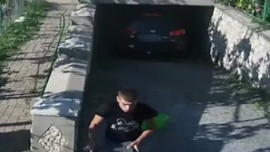 PRIVEŞTE-L CUM FURĂ! Dacă îl cunoşti, anunţă imediat Poliţia (VIDEO)