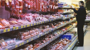 DESCOPERIRE PERICULOASĂ: Cârnăciori din carne de vită cu E.coli şi legume cu nitraţi în depozite