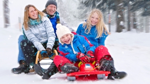 Săniuţe de lux pentru copii. Magazinele din Capitală se întrec în oferte. Care sunt preţurile