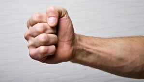 REVOLTĂTOR! Un individ loveşte cu picioarele în spate o femeie, iar al doilea filmează (VIDEO)