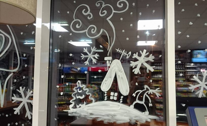 Emoţii în alb! Pictorul Alex Gurschii a adus magia Sărbătorilor pe vitrinele ţării (VIDEO/GALERIE FOTO)