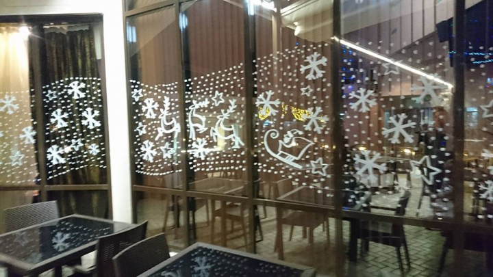 Emoţii în alb! Pictorul Alex Gurschii a adus magia Sărbătorilor pe vitrinele ţării (VIDEO/GALERIE FOTO)