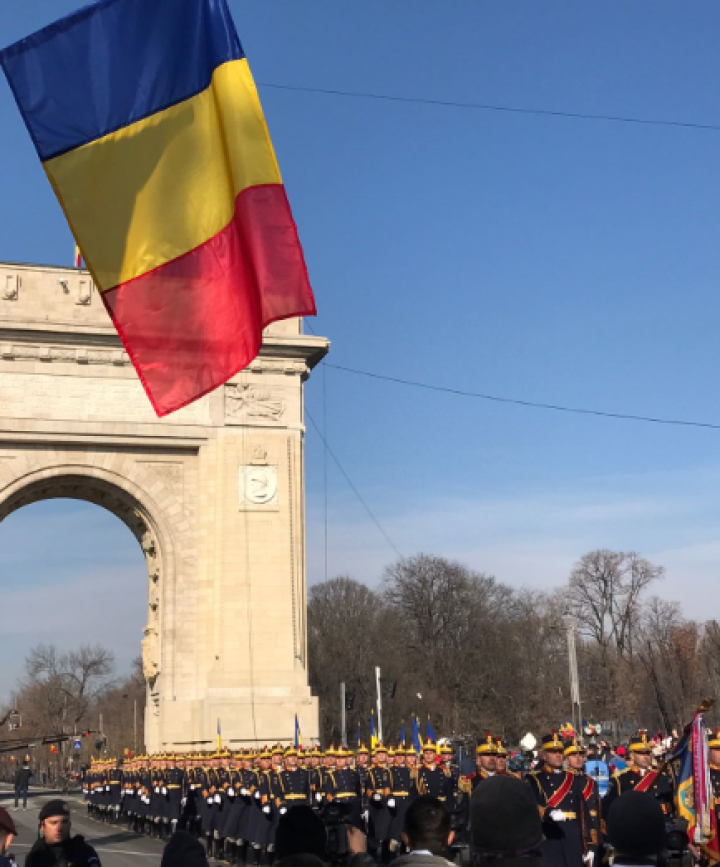 PARADĂ GRANDIOASĂ cu mașini de luptă, tancuri și blindate în Piața Arcului de Triumf din București (VIDEO)