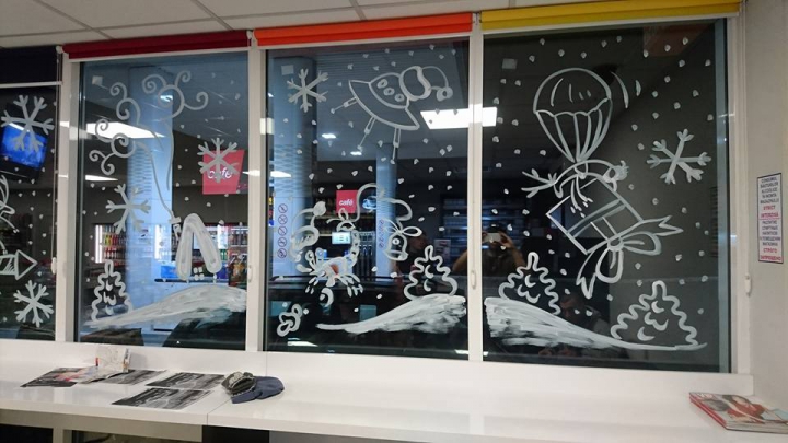 Emoţii în alb! Pictorul Alex Gurschii a adus magia Sărbătorilor pe vitrinele ţării (VIDEO/GALERIE FOTO)