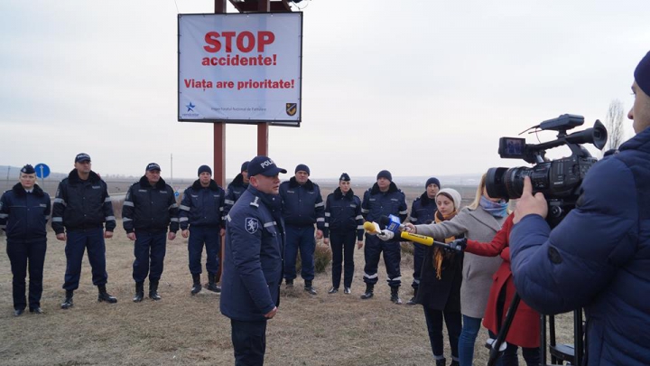 O maşină avariată, urcată PE STÂLP. Cum şi de ce a ajuns la Orhei (FOTOREPORT)