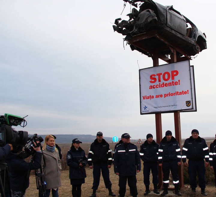 O maşină avariată, urcată PE STÂLP. Cum şi de ce a ajuns la Orhei (FOTOREPORT)