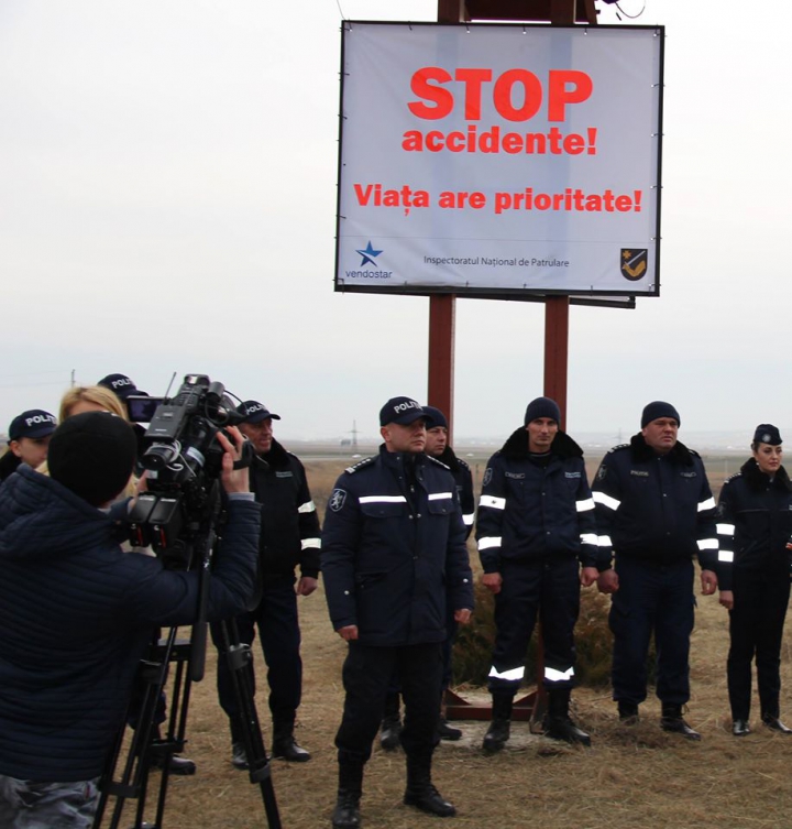 O maşină avariată, urcată PE STÂLP. Cum şi de ce a ajuns la Orhei (FOTOREPORT)