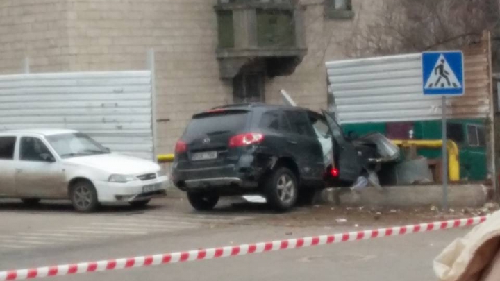 ACCIDENT GRAV în Capitală: Un șofer a intrat cu mașina într-o țeavă de gaze. Pompierii, la fața locului (FOTO)