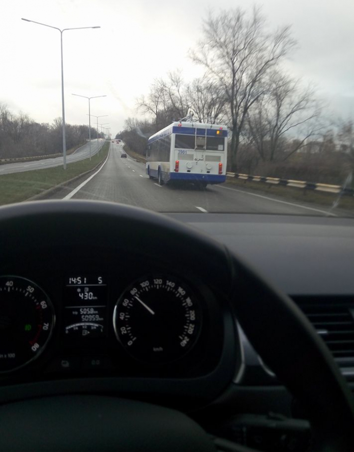 "De unde a apărut şi ăstă?". Un troleibuz, surprins cu VITEZĂ, în drum spre aeroport (FOTO)