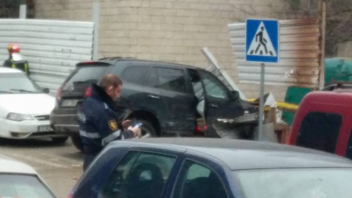 ACCIDENT GRAV în Capitală: Un șofer a intrat cu mașina într-o țeavă de gaze. Pompierii, la fața locului (FOTO)