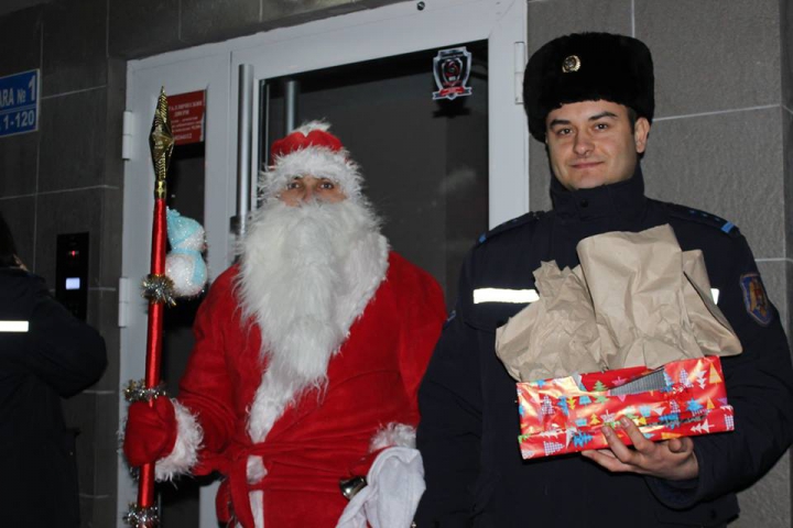 ŢI SE RUPE INIMA! Micile fetiţe ale pompierului erou au fost vizitate de Moş Crăciun (FOTO)