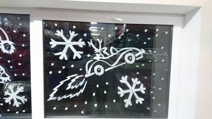 Emoţii în alb! Pictorul Alex Gurschii a adus magia Sărbătorilor pe vitrinele ţării (VIDEO/GALERIE FOTO)