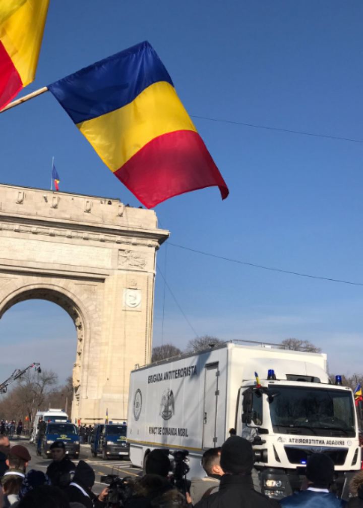 PARADĂ GRANDIOASĂ cu mașini de luptă, tancuri și blindate în Piața Arcului de Triumf din București (VIDEO)