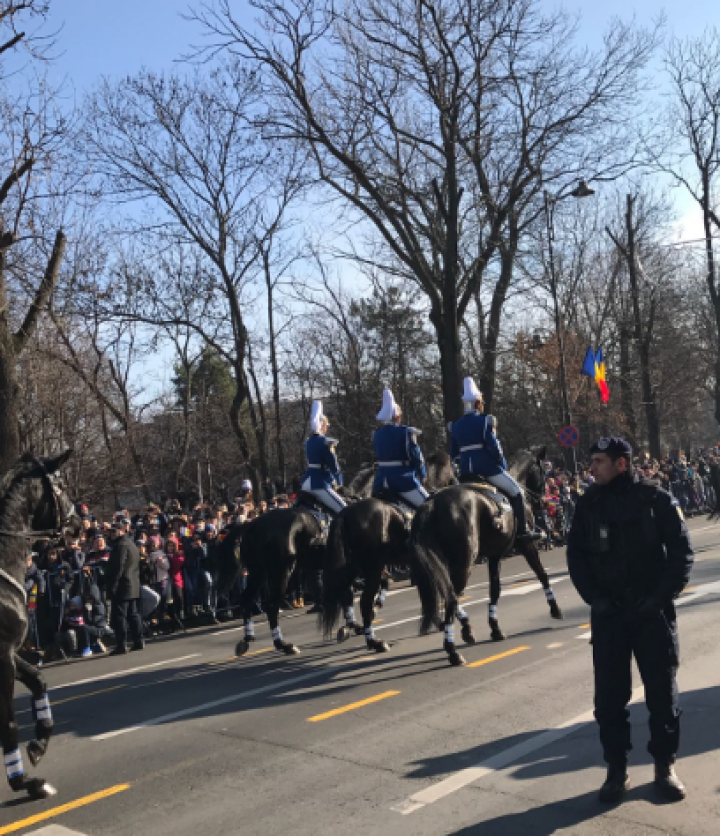 PARADĂ GRANDIOASĂ cu mașini de luptă, tancuri și blindate în Piața Arcului de Triumf din București (VIDEO)