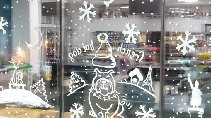 Emoţii în alb! Pictorul Alex Gurschii a adus magia Sărbătorilor pe vitrinele ţării (VIDEO/GALERIE FOTO)