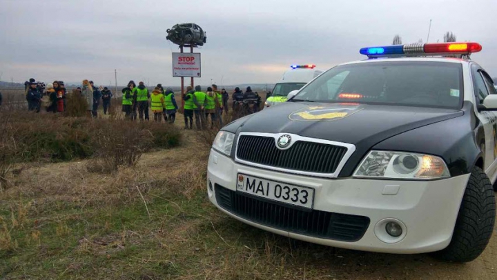 O maşină avariată, urcată PE STÂLP. Cum şi de ce a ajuns la Orhei (FOTOREPORT)