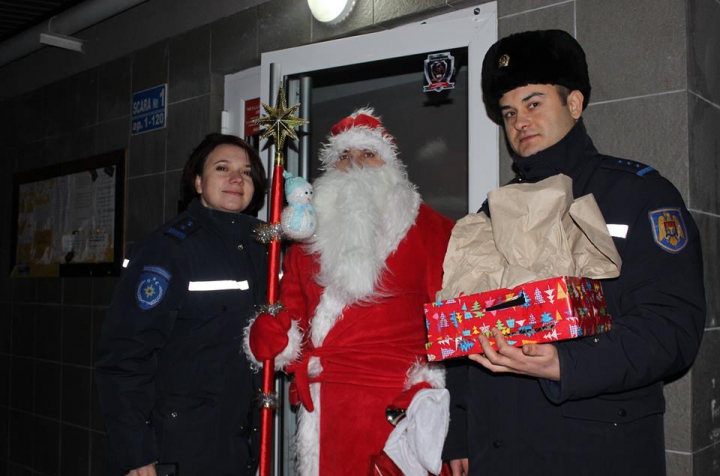 ŢI SE RUPE INIMA! Micile fetiţe ale pompierului erou au fost vizitate de Moş Crăciun (FOTO)