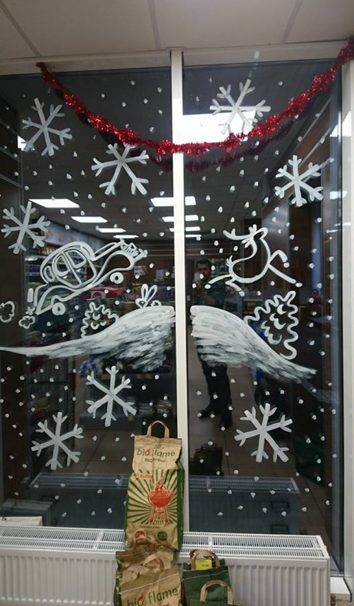 Emoţii în alb! Pictorul Alex Gurschii a adus magia Sărbătorilor pe vitrinele ţării (VIDEO/GALERIE FOTO)